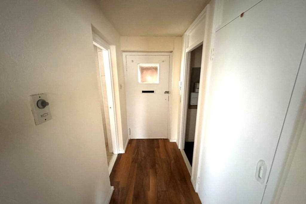 Banner Road - Picture 2